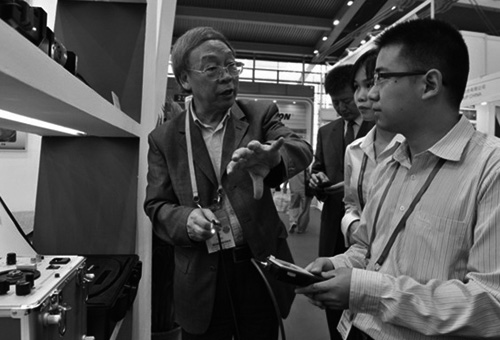 牛憨笨院士高交会期间指导亚泰光电工作人员内窥镜操作