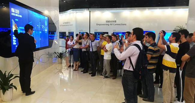 嘉宾们在华为坂田基地参观现场
