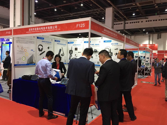 亚泰光电展台前现场咨询观众