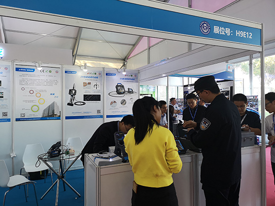 亚泰光电工业内窥镜销售工程师现场向客户讲解内窥镜产品