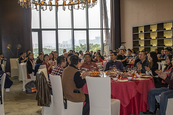 深圳隐秀山居一楼会议厅,2019年亚泰光电迎春企业年会现志