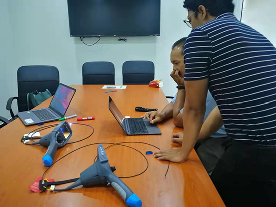 经销商与客户维修主管一起将现场拍到的图片和视频转存至电脑,看图片质量效果。