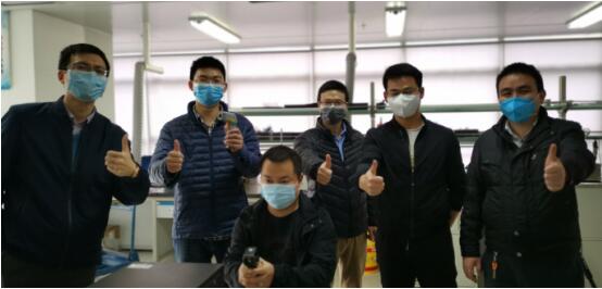 赶来上班的同事