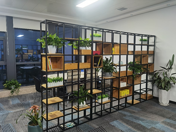 亚泰光电内窥镜在该机械设备公司演示、交流,图为该客户办公现场