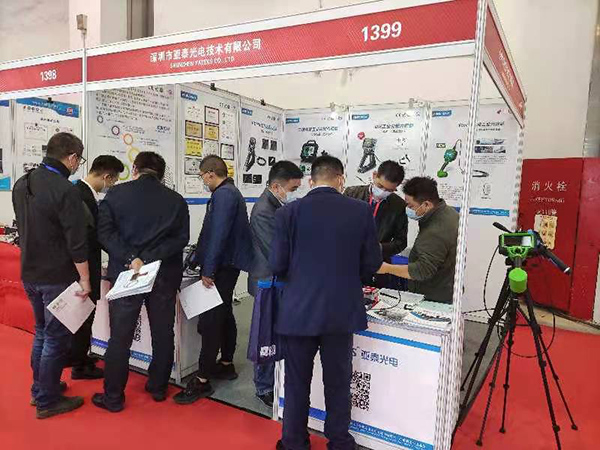 上海QC展期间亚泰光电展台前前来参观的现场观众