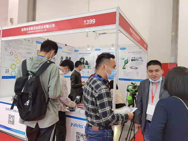 前来参观的观众现场体验亚泰光电工业内窥镜的优异性能